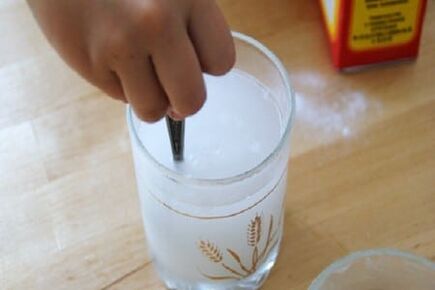 Natunaw ang soda sa isang baso